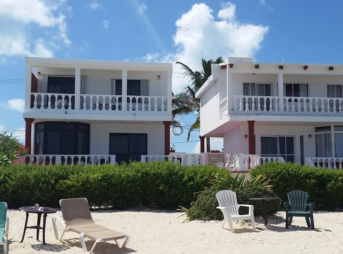 Les maisons de Punta Piedra Studios vues depuis la plage