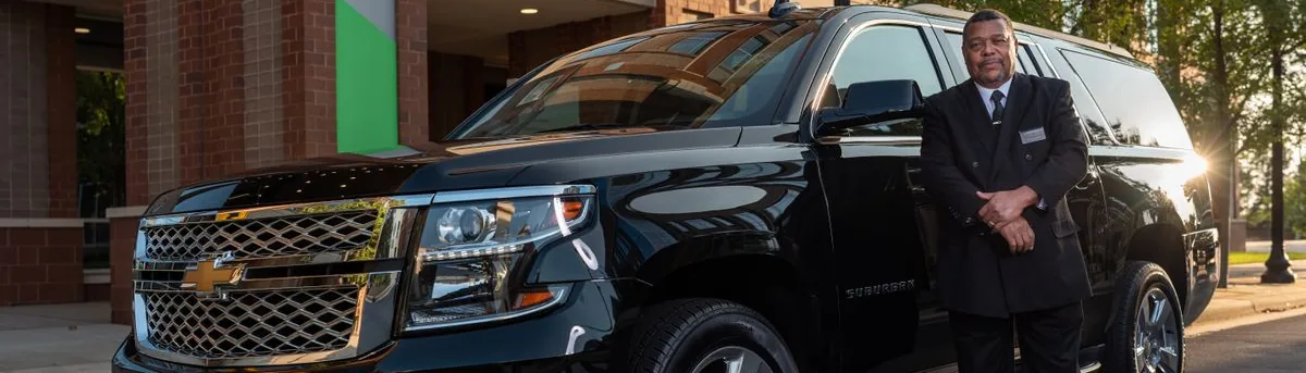 Chauffeur à côté du van de transfert